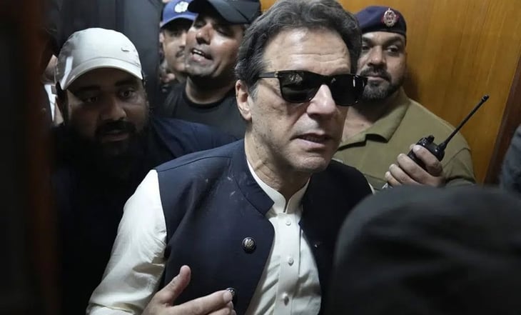Supremo de Pakistán da la libertad bajo fianza a exprimer ministro Imran Khan, pero seguirá en la cárcel