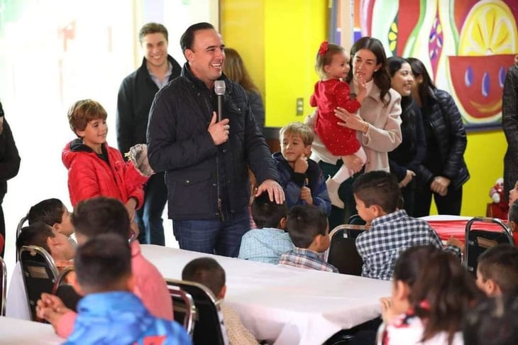 Manolo Jiménez y su familia visitan La Casa de los Niños y Niñas Coahuila 