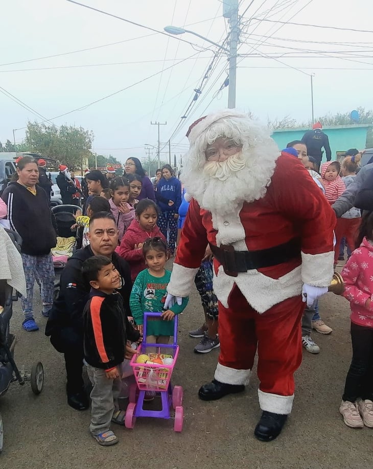 Detectives de la AIC ayudan a  Santa Claus a repartir alegría