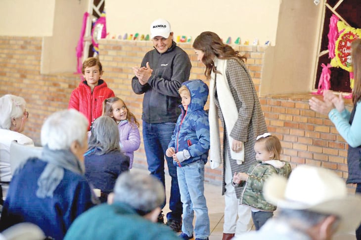 Manolo celebra la Navidad en el asilo 'Ropero de los pobres'