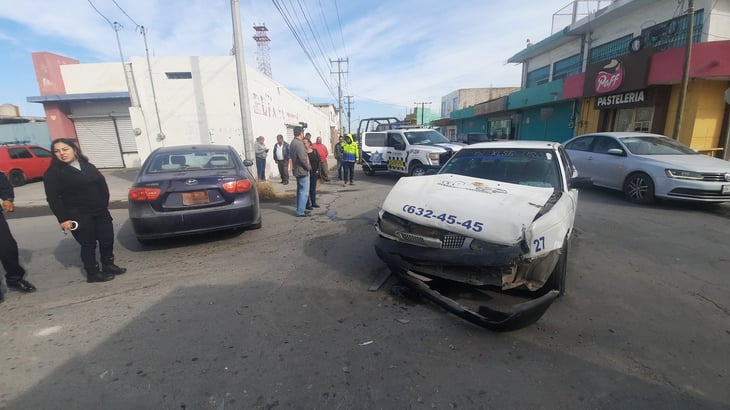 Pasajero de taxi resulta herido en céntrico choque