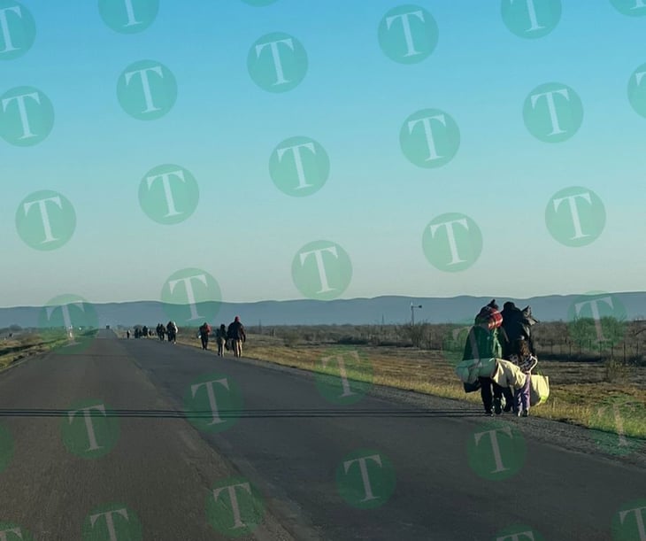 Migrantes pasan por Monclova caminando; se apresuran a llegar a la frontera 