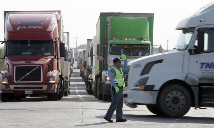 Transportistas llevan 4 días sin ingresar a EU; CBP no responde