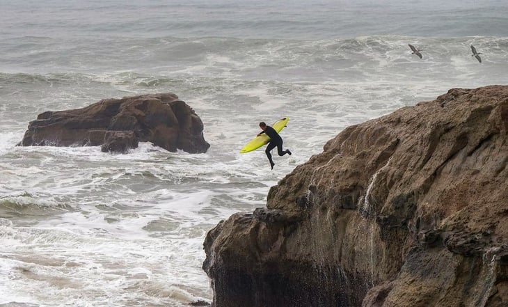 VIDEO: Enorme ola golpea playa en California y deja ocho heridos