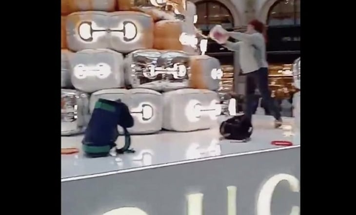 VIDEO: Activistas climáticos arrojan pintura naranja al árbol de Navidad de Gucci en Milán