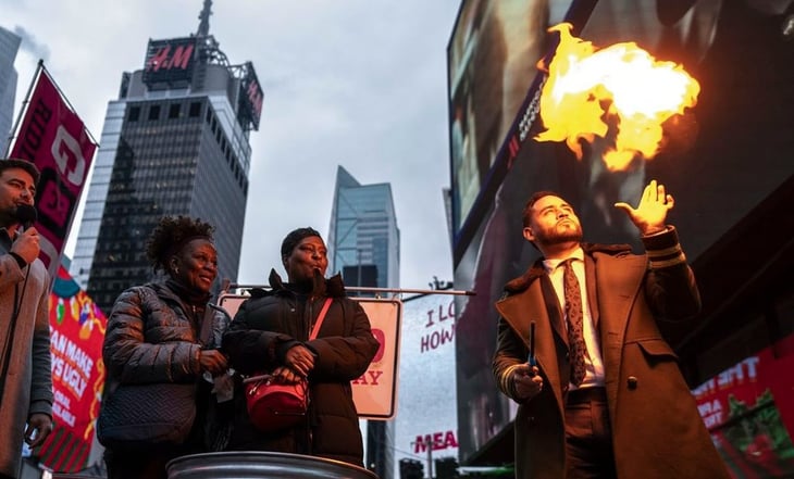 VIDEO: Se reúnen en Times Square para deshacerse de 'toda la negatividad de 2023'