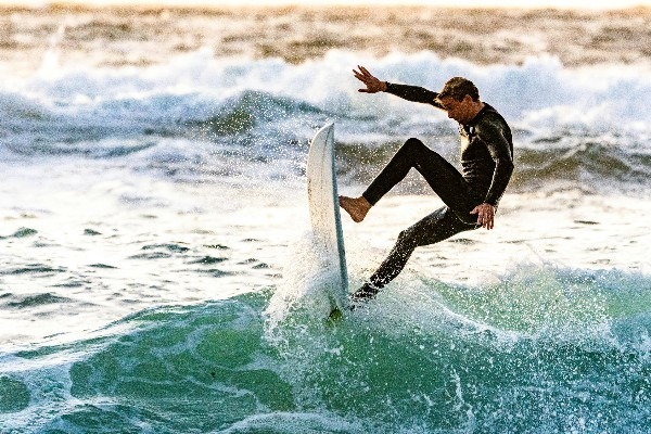 ¡Terror en el agua! Surfista muere por ataque de tiburón en Australia