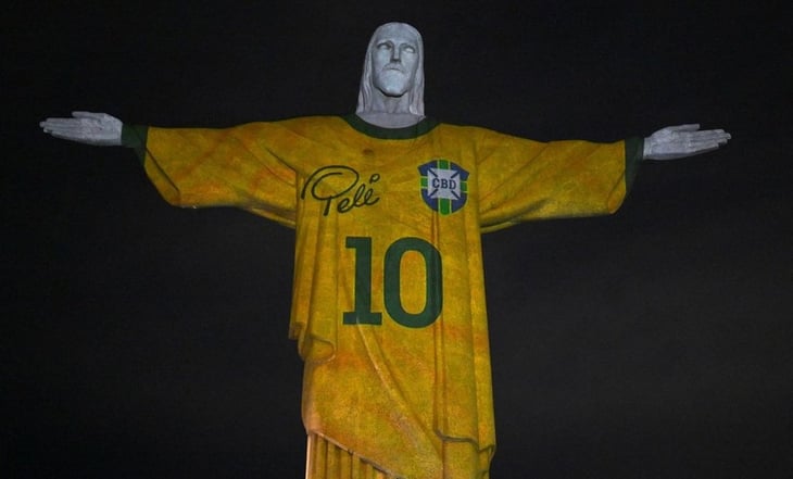 Cristo Redentor se ilumina con la playera de Pelé tras un año de su muerte
