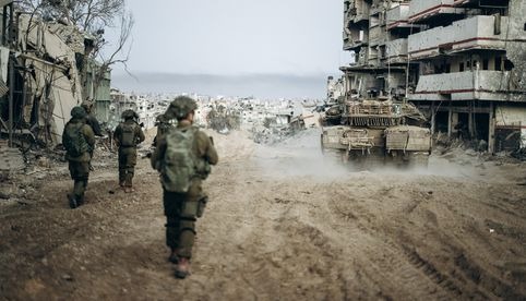 Israel retira miles de tropas de Gaza mientras combate se centra en la principal ciudad del sur