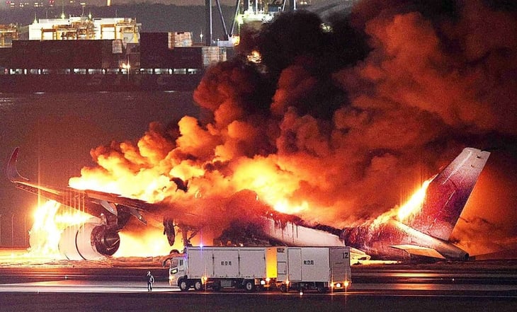 VIDEOS: Colisión de dos aviones en Japón deja cinco muertos, anuncia ministro de Transportes