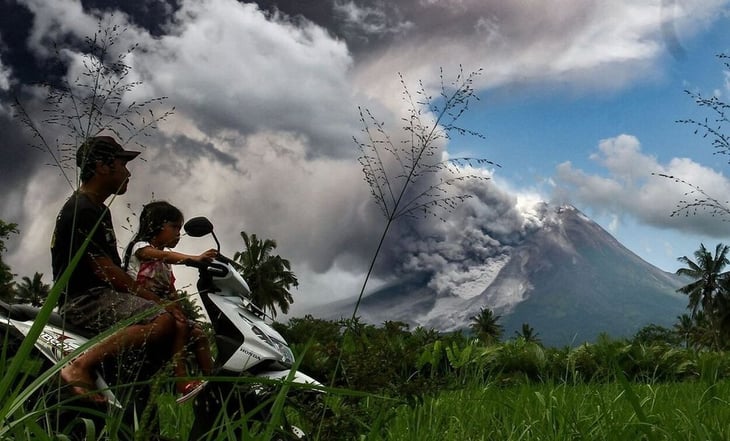 Al menos mil 500 evacuados por erupción de un volcán en Indonesia