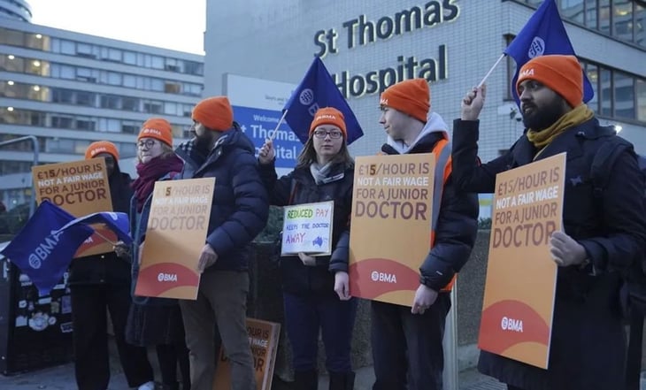 Médicos británicos inician la huelga más larga en la historia del servicio de salud en Londres