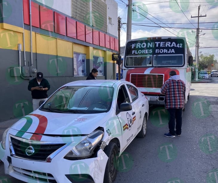 Taxista provocó accidente vial tras invadir carril en la Zona Centro de Monclova