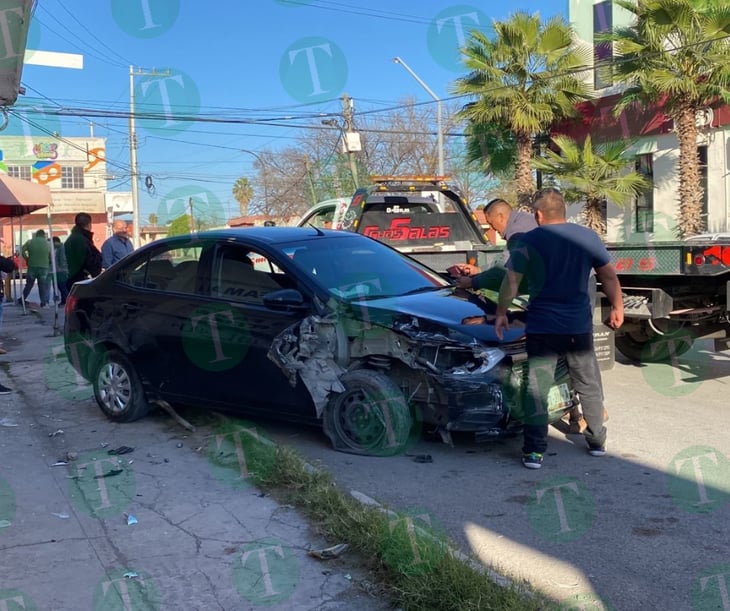Conductor sale ileso tras estrellar su auto contra una ferretera