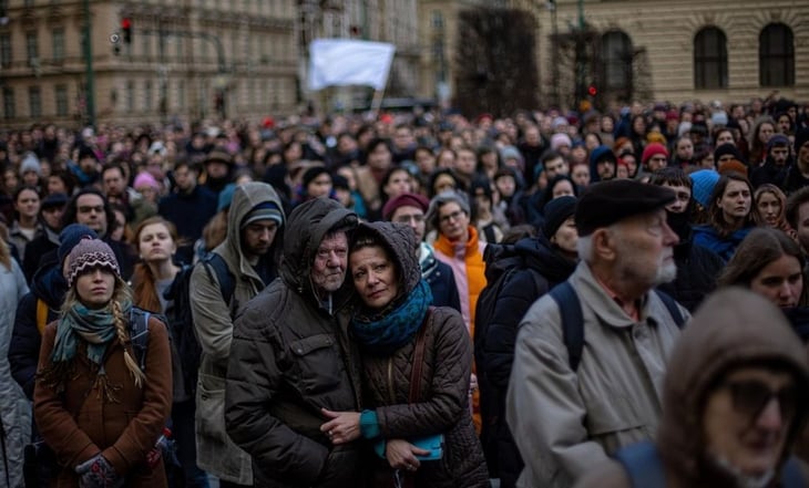 Cientos de personas marchan en silencio en Praga para honrar a víctimas del tiroteo que dejó 14 muertos