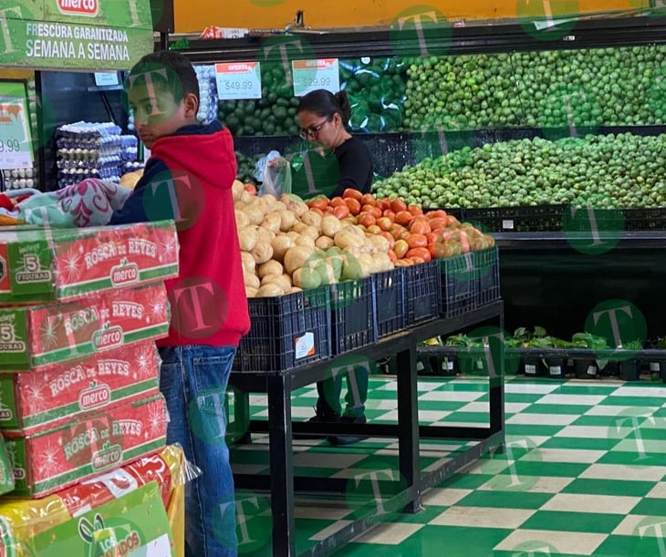 Amas de casa se sorprenden por el alto costo del tomate en los supermercados 