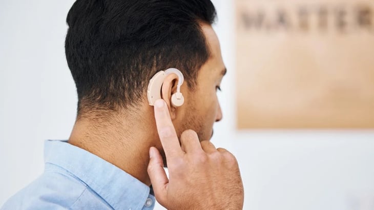 Usar audífonos para pérdida auditiva disminuiría riesgo de muerte prematura