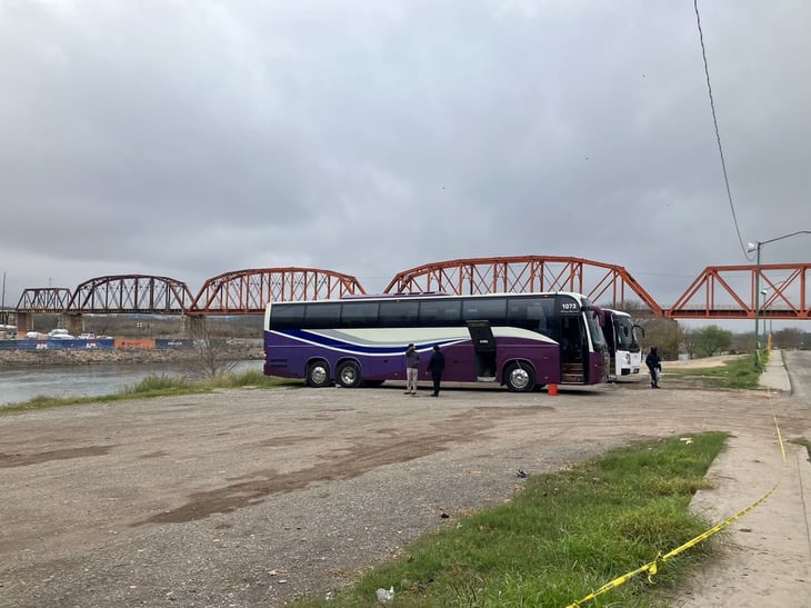 Autobuses bajo puente en espera de regresar ilegales
