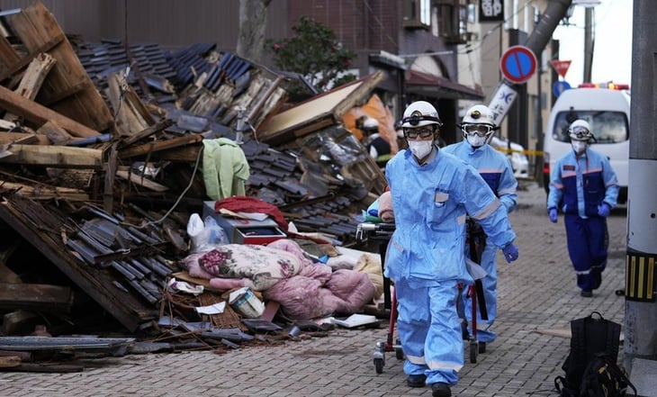 Suman 92 los muertos en Japón tras terremoto de 7.6