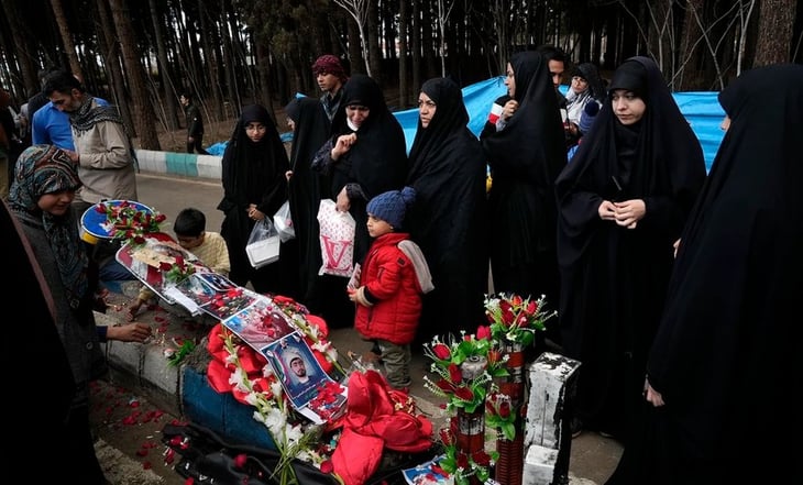 Irán comienza arresto de sospechosos por atentado en Kerman que dejó al menos 89 muertos
