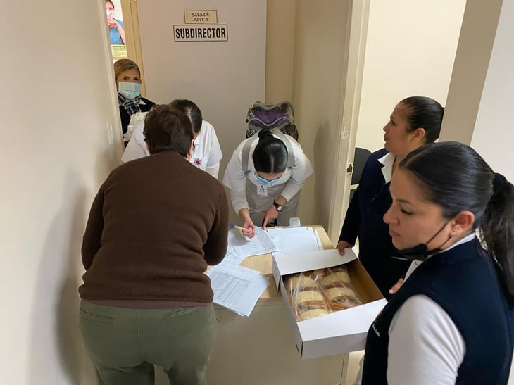 Empleados del hospital Amparo reciben roscas gratis