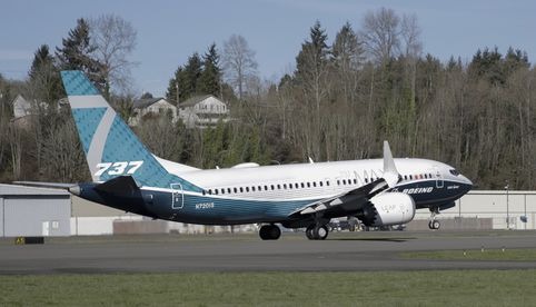 Avión de Alaska Airlines pierde una ventana en pleno vuelo en EU; aerolínea inmoviliza sus Boeing 737-9
