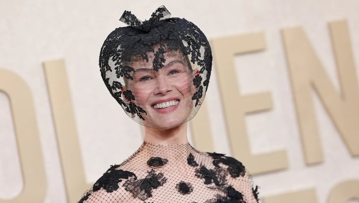 ¿Qué llevó a Rosamund Pike a lucir un velo negro en los Golden Globes 2024?