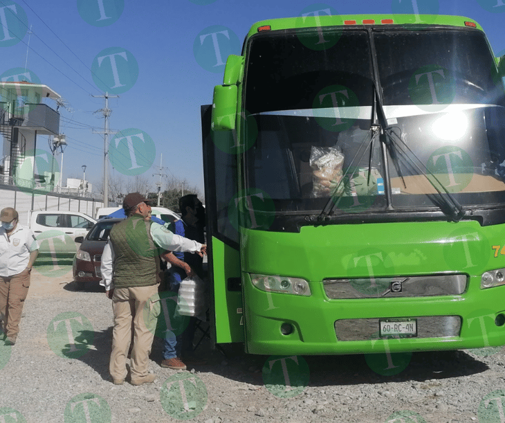 Migrantes permanecen incomunicados en autobús del INM en el Centro de Rescate y Procesamiento