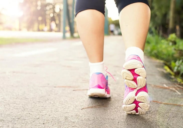 La ciencia desmiente el mito de los 10.000 pasos diarios: esta es la cifra óptima según la edad