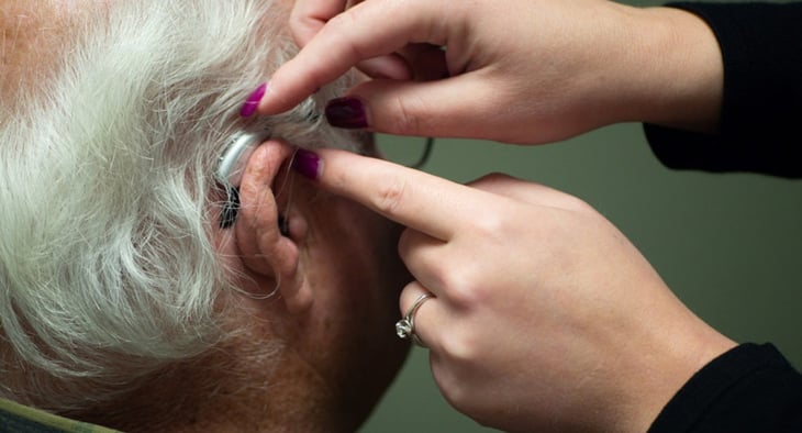 Los auxiliares auditivos pueden prolongar la esperanza de vida
