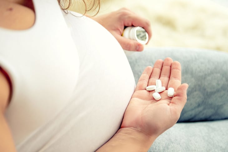 ¿Podría el uso de paracetamol de la madre durante el embarazo provocar retrasos en el lenguaje de los niños?