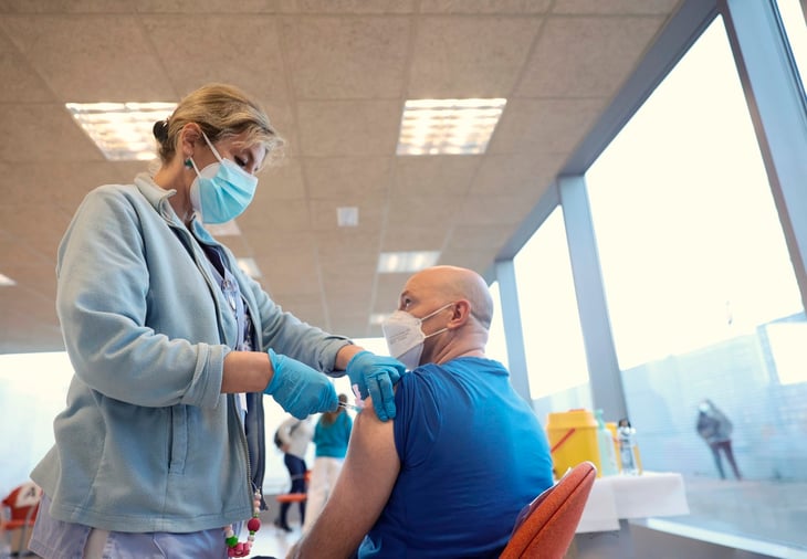 ¿Viajas a EU? Hospitalizaciones por COVID– 19 y gripe suben hasta 20 por ciento en dos semanas