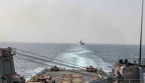 Reino Unido y EU repelen el mayor ataque de los hutíes contra un barco en el mar Rojo
