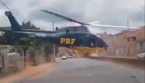 VIDEO: Helicóptero que trasladaba a persona lesionada cae en carretera de Brasil