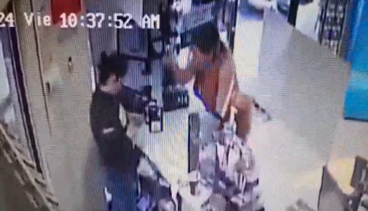 Mujer golpea a una cajera tras una discusión por un cambio de 500 pesos en Torreón