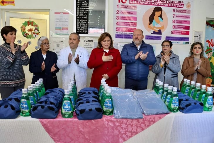 Entrega alcaldesa Diana Haro Martinez kits de higiene a personal de enfermería y médicos del centro de salud