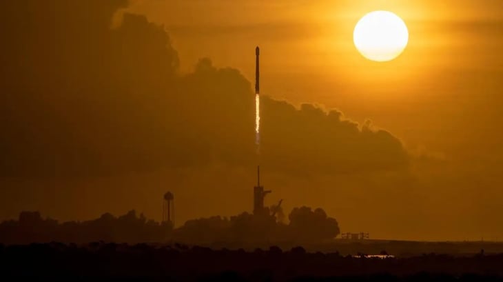 El icónico impulsor de SpaceX cae y se rompe en el océano
