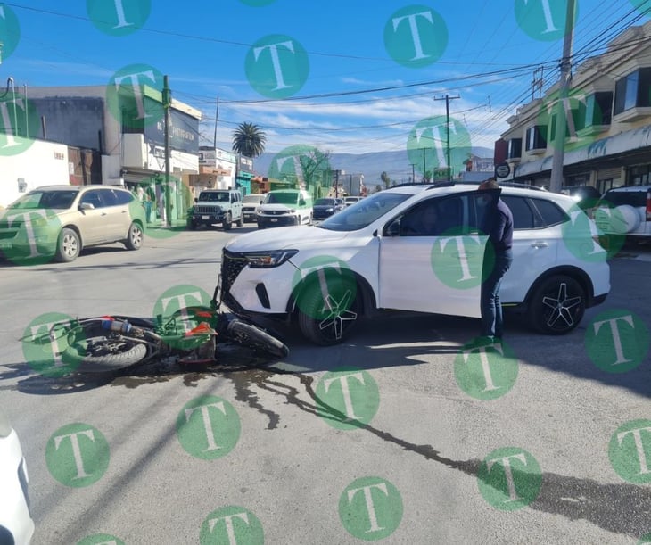 Accidente vial en el sector El Pueblo de Monclova deja a motociclista lesionado