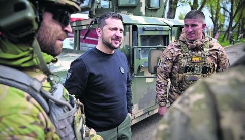 Zelensky insta a ucranianos en el extranjero a regresar a luchar o a pagar impuestos