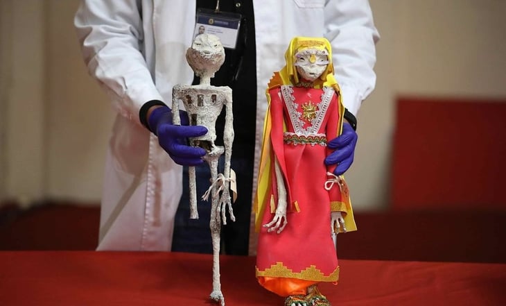 Tachan en Perú de 'pseudocientíficos' a los que exhibieron supuestos seres extraterrestres en Congreso de México