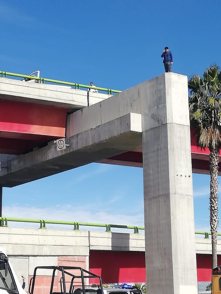 Policía Municipal rescata a menor que intentaba lanzarse del puente del Sarape
