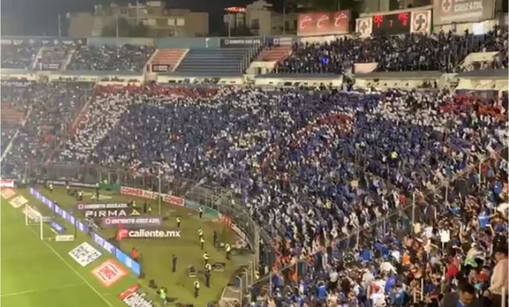 Cruz Azul es recibido con mosaico en su regreso al Estadio Ciudad de los Deportes