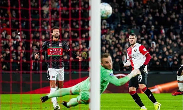 Santiago Giménez marca golazo con el Feyenoord; es su primera anotación del año