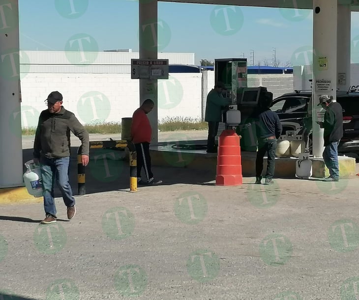 Filas se observan para comprar gas en estaciones de servicio ante clima frío