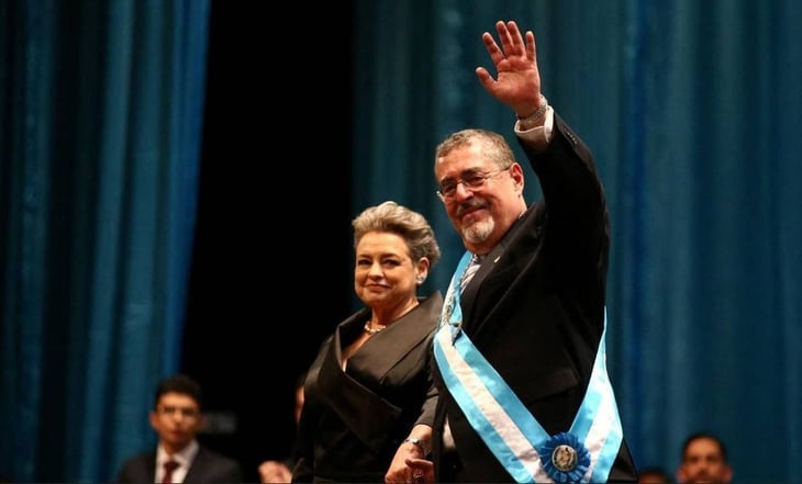 'Se está empezando a derribar el muro de corrupción, ladrillo por ladrillo', dice Arévalo al jurar como presidente de Guatemala