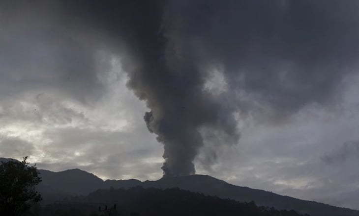 Indonesia evacúa a miles de personas en la isla de Flores tras expulsión de ceniza volcánica