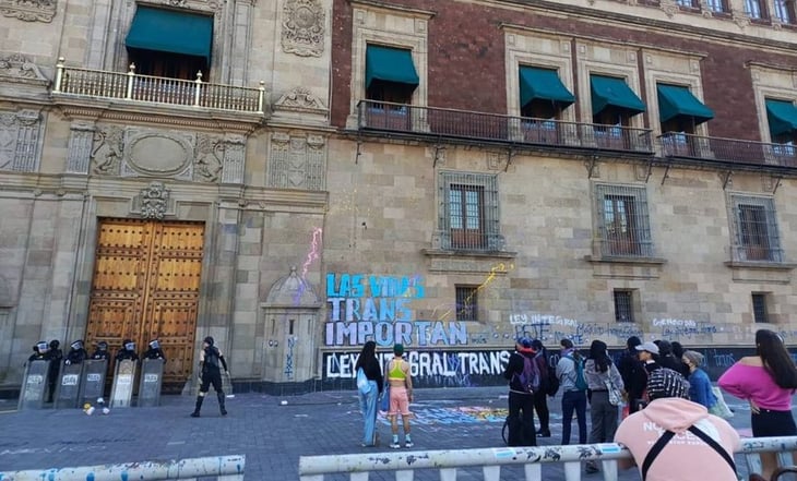 Activistas trans protestan en Palacio Nacional tras comentarios transfóbicos de AMLO contra Salma Luévano