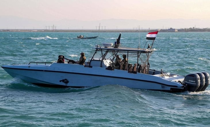 Misil de los hutíes alcanza carguero de EU en la costa de Yemen
