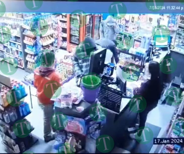 Dos ladrones asaltaron violentamente una tienda Oxxo de la colonia Guerrero 