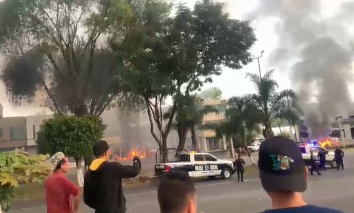 Sujetos armados lesionan a 3 personas y prenden fuego a lotes de autos en Uruapan